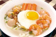  特色美食：海鮮烏冬面、特級三明治、荊州炒米粉、海鮮意粉、燒鵝套餐飯
