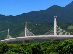  架设在青山绿水间的新丰平大桥