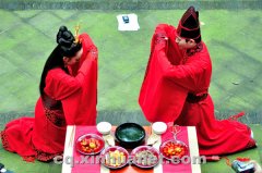 再现古典浪漫 酉阳桃花源五一举行汉式集团婚礼