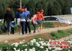 并对景区内游人乱扔拉圾、烟头、随地吐痰等行为举办了文明劝导