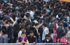 自驾车出游一族直呼“堵不起”；接着