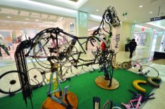 现场还展示了废旧纸盒拼成的木马、彩绘的环保袋等種種旧物再操作造出的工艺品