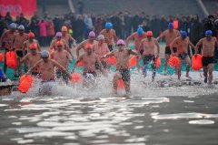 图文：全民健身運動 从黄河兰州段河岸下水