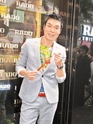 许志安开心郑秀文迁就其陪晒太阳(图)
