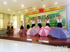  新快报记者 郭晓燕 文/图 废旧的报纸、作业本、訓練卷摇身一变
