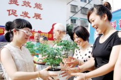 该社区的50多名洁水志愿者、节能节电达人、科普环保努力分子、科普环保信息宣传员及文明劝导员等受到表扬
