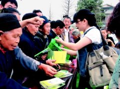 贵阳志愿者入户发放环保宣传资料向污染宣战