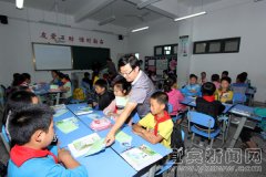 五年级二班学生陈军说：“从宣传资料上我们可以学习到
