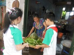临走的时候李永生说：“谢谢孩子们