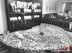泉州男孩被嫌木讷不浪漫 用10箱糖果堆爱心求婚