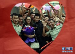 中尉警官黄海辉带着女友沈希与战友们合影