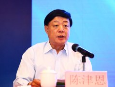 图为中国工业节能与清洁生产协会执行会长陈津恩