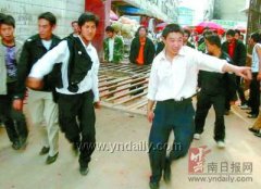 两道大门给锁了