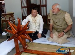 这是习近平在觀光甘地故宅时