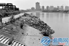把河岸满满当当地占据了（如上图）