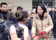 亲切慰问了洪流田乡火灾受灾群众