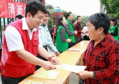 在首联超市广场和果园社区发放《节电知識》、《安详用电》、《绿色出行指南》等宣传资料、“一对一”现场讲授等多重形式