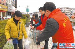 志愿者们在人群聚積地为市民免费发放环保布袋