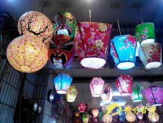 （你好台灣網 圖） 琳瑯滿目标天燈造型眷念品