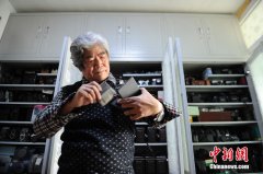 从1973年花90元钱購置第一部相机