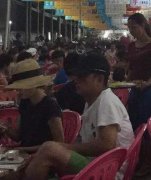 有网友称在三亚某海鲜大排档偶遇文章与马伊琍用餐