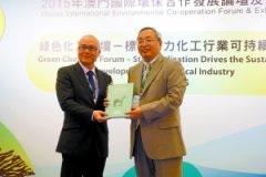 (庞广廉) 图为澳门情況掩護局代副局长叶扩林(左)与石化團結会副会长赵俊贵互赠纪念品