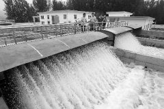 宜阳县新建成的北城区污水处理懲罰厂正在举办氧化沟清水试机
