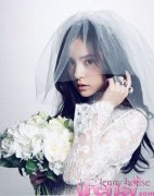 最近她新拍了一部婚纱写真