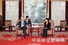 吉姆斯·利普向印红引见了世界自然基金会新任驻华首席代表卢思骋