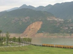 重庆河岸滑坡13艘小船倾覆