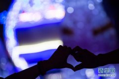 迎接恋人节 澳门举行浪漫光雕演出