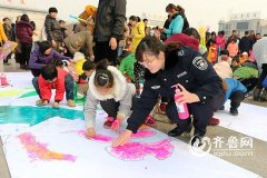 小伴侣们在36块白色画板上用环保颜料画出了他们眼中摩登的地球
