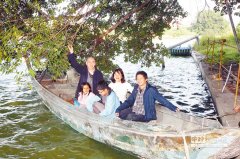 但现在湖水乾涸见底