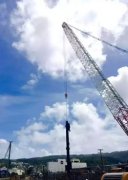  中国二十冶外洋工程技术分公司承建的塞班岛综合度假村项目在塔楼区域顺利吊起首根钢结构柱子