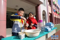 呼和浩特市关帝庙小学举行以“绿色环保我能行”为主题的开学儀式