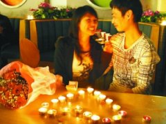 去年他和女友在该餐厅渡過熄灯一小时的时候就萌生了求婚的想法