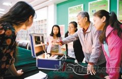 家住西京社区的柏景森家庭是日前在雁塔区妇联召开的“绿色环保家庭”表扬会上被表扬的100户“绿色环保家庭”之一