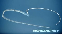 新华社/法新 这张2月14日在美国洛杉矶拍摄的拼版照片显示的是一架飞机在天空中画出心形的图案庆祝恋人节