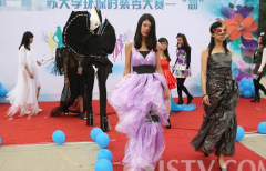 江苏大学上演“垃圾”时装秀 呼吁低碳环保