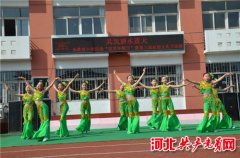  该校充實操作国旗下讲话、环保专题讲座、手抄报、校园广播、小树认领行动等形式