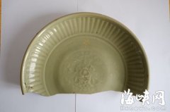 被挖开深四五米的大坑