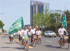 郭琦摄视觉江苏网供图 原标题:原标题:绿色骑行 宣传低碳环保